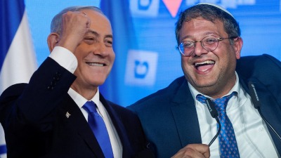 بنيامين نتنياهو وإيتمار بن غافير محتفلان بالفوز في الانتخابات الإسرائيلية 2 تشرين الثاني/نوفمبر 2022 (فلاش 90)