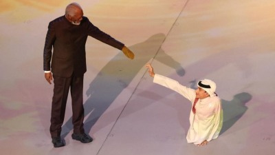 الطفل غانم المفتاح إلى جانب الممثل الأميركي الشهير مورغان فريمان في افتتاح مونديال قطر 2022 (تويتر) 