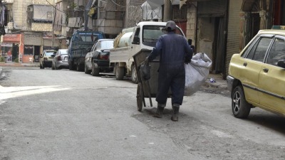 عامل نظافة في حي الشيخ مقصود بحلب -  تلفزيون سوريا