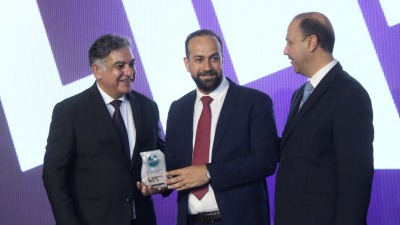 مدير تلفزيون سوريا حمزة المصطفى يستلم الجائزة (خاص تلفزيون سوريا)