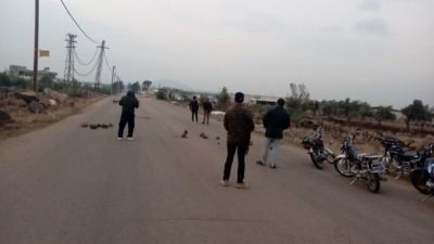  شبان مسلحون يغلقون طريق نمر - جاسم (تجمع أحرار حوران)