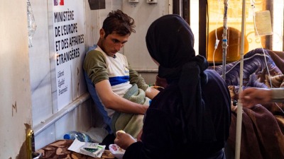 شاب مصاب بالكوليرا يتلقى العلاج في مستشفى الكسرة بمحافظة دير الزور شرقي سوريا (AFP)