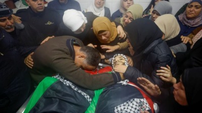 عائلة ريماوي تبكي ظافر وجواد عقب استشهادهما برصاص جيش الاحتلال (رويترز)