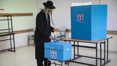 إسرائيلي من اليهود الحريديم يصوت في الانتخابات النيابية، الثلاثاء 1 تشرين الأول/نوفمبر 2022 (يديعوت أحرونوت)