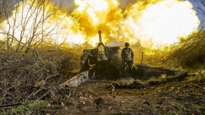 إحدى قطعات المدفعية الأوكرانية وهي تدك مواقع روسية- تاريخ الصورة: 8 تشرين الثاني 2022