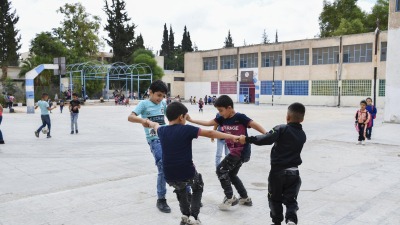 الطفل أحمد يلعب مع أصدقائه في المدرسة