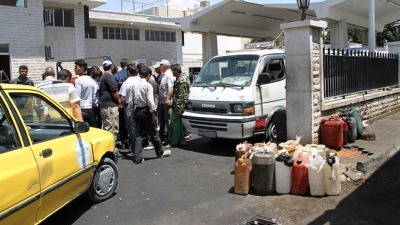 بيدون محروقات أمام إحدى محطات الوقود في سوريا (فيس بوك)