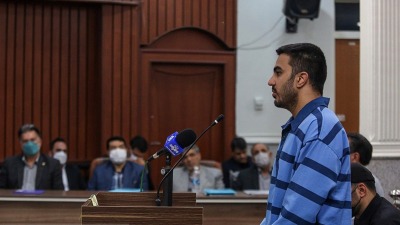 الشاب مجيد رضا رهناورد خلال إحدى جلسات محاكمته - وسائل إعلام إيرانية