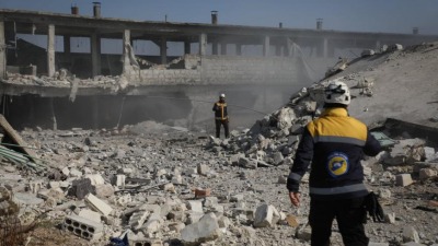 عناصر من الدفاع المدني يبحثون عن ضحايا أو ناجين من إحدى مجازر الطيران الروسي في إدلب (الدفاع المدني السوري)