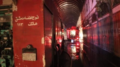 سيارات الإطفاء في سوق مدحت باشا تحاول إخماد النيران (فيسبوك)