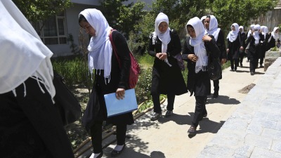 طالبات أفغانيات في العاصمة كابل - رويترز