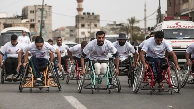 فلسطينيون تسبب الاحتلال الاسرائيلي بإعاقتهم يتنافسون ضمن سباق ماراثون خصص للاحتفاء باليوم العالمي لذوي الاحتياجات الخاصة