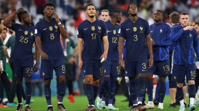المنتخب الفرنسي بعد الهزيمة أمام تونس في ملعب المدينة التعليمية بقطر (رويترز)