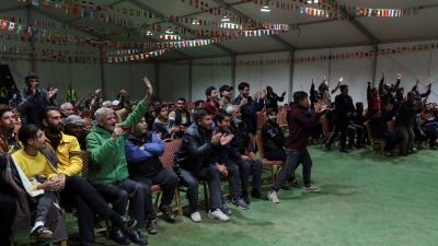 لاجئون سوريون في مخيم الزعتري يستمتعون بكأس العالم