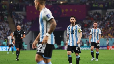 نجم الأرجنتين ليونيل ميسي وزملاءه في المنتخب على أرض ملعب أحمد بن علي في الدوحة خلال مواجهة أستراليا (رويترز) 