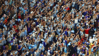 مشجعو المنتخب الأرجنتيني في ملعب أحمد بن علي (رويترز)