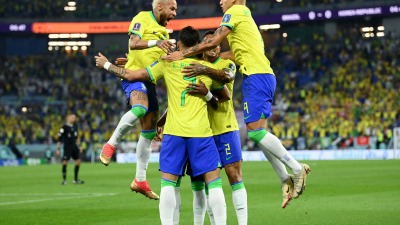 المنتخب البرازيلي يحتفل بعد تسجيل الهدف الأول ضد كوريا الجنوبية في ملعب "974" بالدوحة (رويترز)