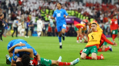 احتفال المنتخب المغربي بالعبور إلى نصف النهائي على حساب البرتغال (رويترز)