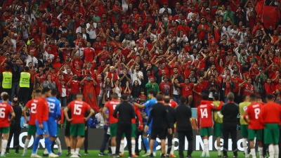 المنتخب المغربي يحيي جمهوره بعد الخسارة أمام فرنسا في نصف نهائي كأس العالم 2022 - رويترز