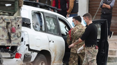 جنود من الجيش اللبناني قرب مركبة "اليونيفيل" التي تعرضت للهجوم في العاقبية (رويترز)
