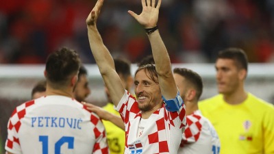النجم الكرواتي لوكا مودريتش يحتفل بعد الظفر بالبرونزية في مونديال قطر 2022 (رويترز)