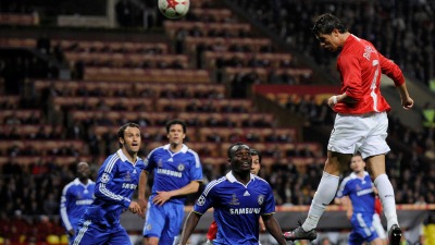 رونالدو يقفز فوق دفاع تشيلسي ليسجل خلال المباراة النهائية لدوري أبطال أوروبا لكرة القدم في ملعب لوجنيكي في موسكو