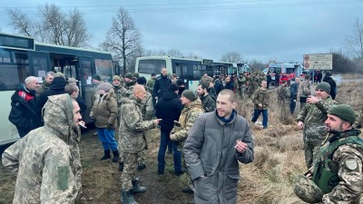 جنود أوكرانيين مفرج عنهم في صفقة تبادل الأسرى بين روسيا وأوكرانيا في 31 كانون الأول 2022 (رويترز)