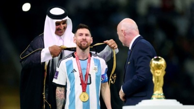 أمير قطر الشيخ تميم بن حمد آل ثاني يقلد النجم الأرجنتين عباءة عربية (البشت) في حفل التتويج بكأس العالم لكرة القدم، الدوحة، 20 كانون الأول/ديسمبر 2022 (الإنترنت)