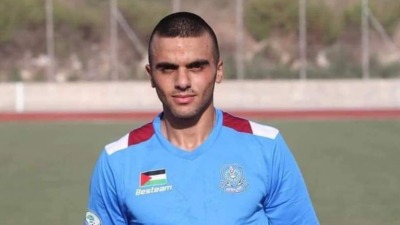 الشاب الفلسطيني أحمد دراغمة، لاعب كرة قدم في فريق طولكرم (وكالة وفا الفلسطينية)