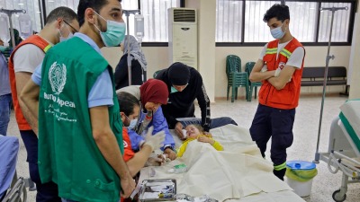 مرضى يشتبه في إصابتهم بالكوليرا يتلقون العلاج في أحد مستشفيات لبنان – AFP