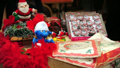 الأهالي يستغنون عن بابا نويل ويلجأون إلى شراء الهدايا من البسطات في دمشق (سانا)
