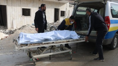 عناصر من الدفاع المدني ينقلون جثة شاب توفي اختناقاً من غاز مدفأة - 24 تشرين الأول 2022 (الدفاع المدني السوري)