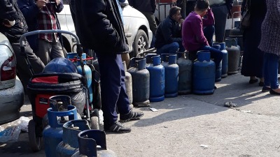 طابور من الأهالي على دور الغاز في دمشق (فيس بوك)