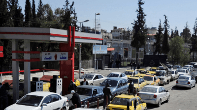 طابور من السيارات أمام محطة الجلاء في دمشق (رويترز)