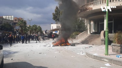 مشهد من الاحتجاجات أمام مبنى المحافظة في السويداء (تلفزيون سوريا)