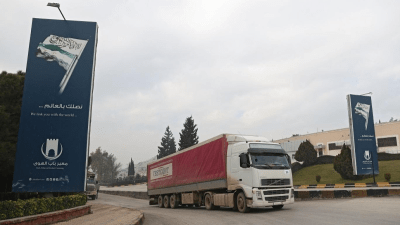 شاحنة مساعدات تدخل سوريا عبر معبر باب الهوى - أ ف ب