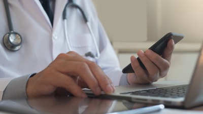نقابة الأطباء تؤكد أن الاستشارات الطبية عبر الإنترنت "أونلاين" غير مقوننة في سوريا - Shutterstock