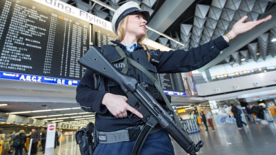 شرطية ألمانية في مطار فرانكفورت - AFP