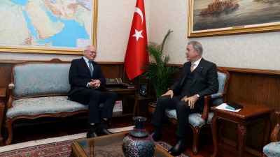 وزير الدفاع التركي خلوصي أكار يتسقبل المبعوث الأميركي السابق إلى سوريا جيمس جيفري (الأناضول)
