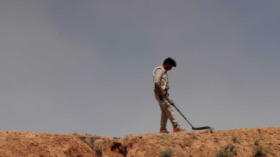 الكشف عن الألغام في سوريا (رويترز)