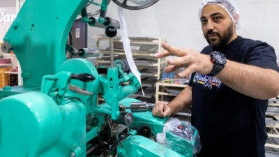 اللاجئ السوري نادر الباشا في معمله الخاص بصناعة السكاكر بمدينة لندن الكندية
