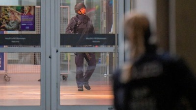 عنصر من الشرطة الألمانية داخل مركز تجاري في مدينة دريسدن بألمانيا (رويترز)
