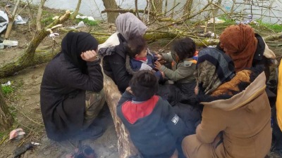 مجموعة من طالبي اللجوء في جزيرة على نهر إيفروس الحدودي بين تركيا واليونان - إنترنت