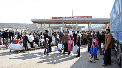 عشرات السوريين في معبر باب الهوى الحدودي بين سوريا وتركيا - GETTY