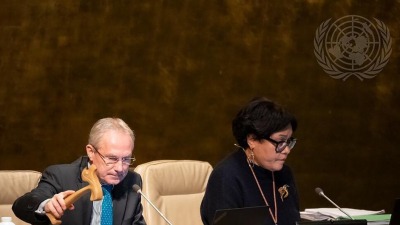 UN Photo/Evan Schneider تشابا كروشي (إلى اليسار)، رئيس الدورة السابعة والسبعين للجمعية العامة للأمم المتحدة، يختتم الاجتماع الأخير للجمعية العامة لعام 2022.