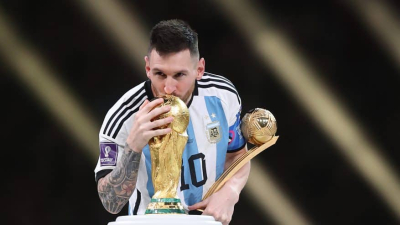 أسطورة الأرجنتين ليونيل ميسي لحظة التتويج بكأس العالم 2022 في قطر