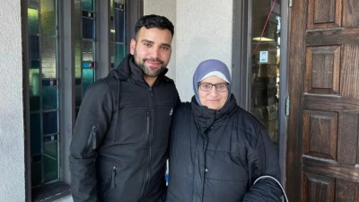 اللاجئ السوري معتصم جاسم برفقة أمه وجيهة بعد لم شملهما في كندا