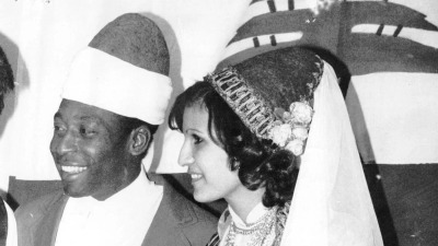 الأسطورة بيليه يعتمر القبعة اللبنانية التقليدية خلال زيارته للبنان في نيسان 1975