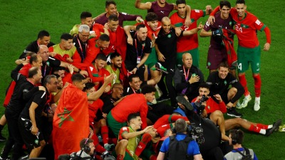 منتخب المغرب يحتفل بتأهله إلى الدور ربع النهائي في كأس العالم