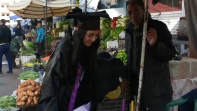 جامعية سورية تحتفل بتخرجها مع أبيها بسوق الخضار 